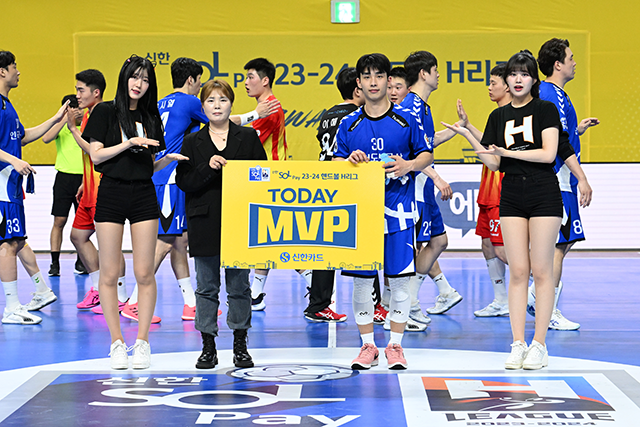 매치 MVP 수상하는 인천도시공사 이요셉. 사진=한국핸드볼연맹 제공