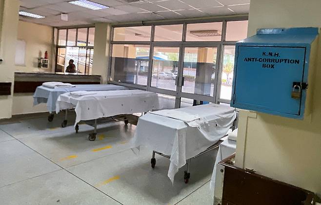 지난 2일(현지시간) 케냐 나이로비의 마타레 정착촌에서 공공병원 의사들이 파업을 이어가는 가운데 케냐타 국립병원 내부가 비어있다. [로이터]