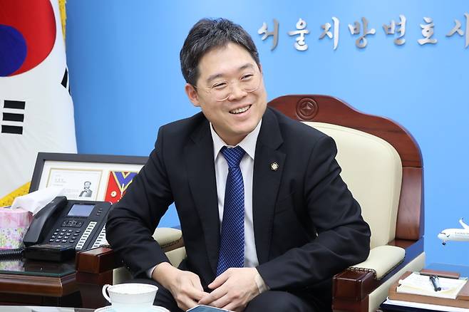 지난 3월22일 김정욱 서울지방변호사회장이 서울 서초구 변호사회관에서 법학전문대학원(로스쿨)에 대한 오해와 진실에 대해 설명하고 있다. 서울지방변호사회 제공