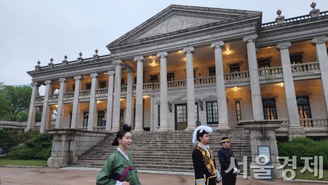 15일 서울 덕수궁 석조전에서 진행된 2024년 상반기 '밤의 석조전' 사전행사에서 대한제국 시기 복장을 한 배우들이 석조전 앞 광장에서 방문객들을 맞고 있다. 최수문 기자
