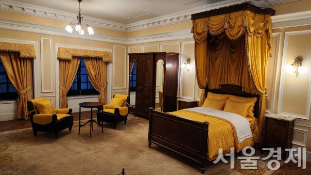 석조전 2층의 서양풍 황제침실 모습. 실제 고종이 이 침실을 사용한 기록은 없다고 한다. 최수문 기자