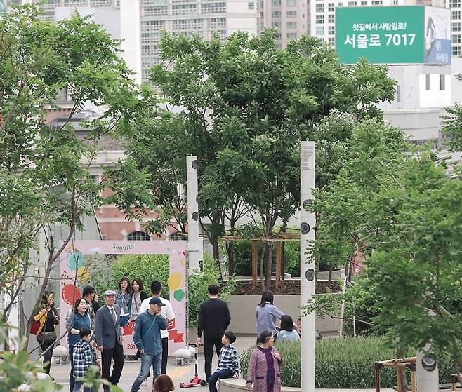 정부는 서울역 일대를 국가상징공간 선도사업지로 지정했다. 서울로7017의 미래가 바뀔 수도 있다. [사진=연합뉴스]