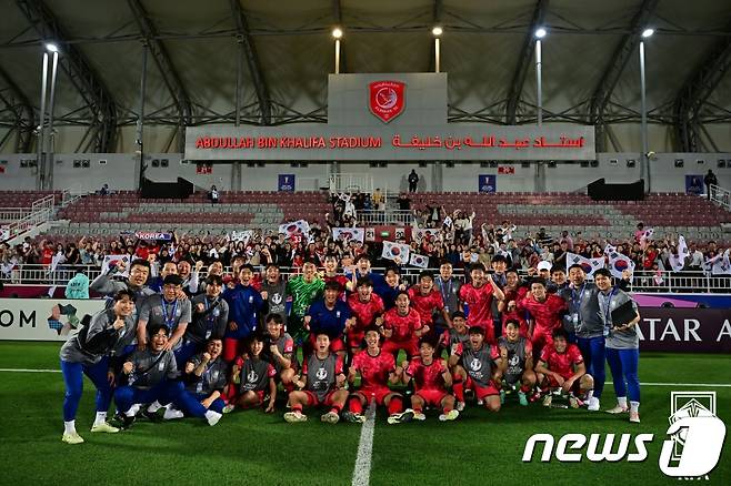 23세 이하(U23) 축구 대표팀 선수들이 17일(한국시간) 카타르 도하 압둘라 빈 칼리파 스타디움에서 열린 2024 아시아축구연맹(AFC) U23 아시안컵 B조 조별리그 1차전 UAE와의 경기를 마친 후 기념 촬영을 하고 있다. (축구협회 제공) 2024.4.17/뉴스1 ⓒ News1 신웅수 기자