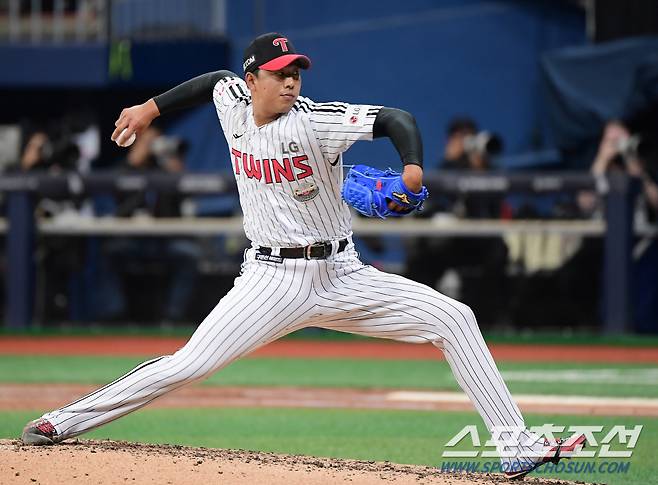 18일 서울 고척스카이돔에서 열린 '메이저리그 월드투어 서울 시리즈 2024' 샌디에이고 파드리스와 LG 트윈스의 경기. 정우영이 투구하고 있다. 고척=정재근 기자 cjg@sportschosun.com/2024.3.18/