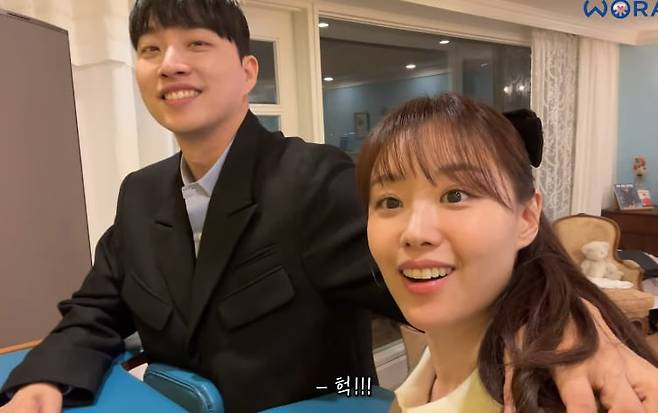 박위가 기구의 도움을 받아 휠체어에서 일어서는 재활운동을 하는 모습을 처음 본 송지은은 “설렌다”라며 감격했다. /유튜브 영상 캡처