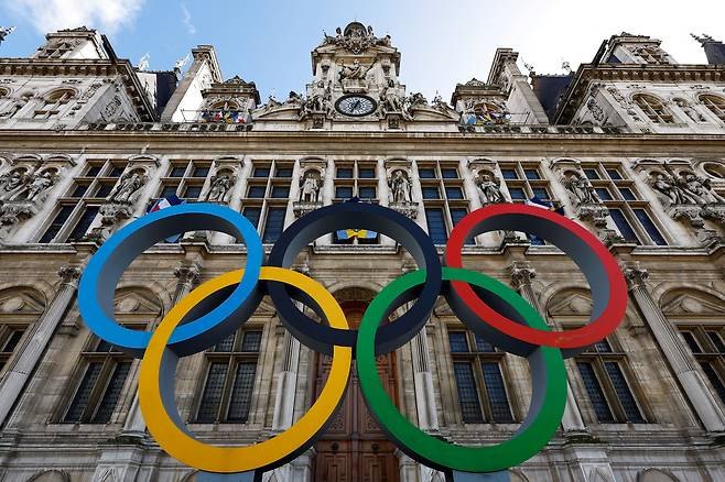 파리의 시청에 있는 올림픽 로고. /로이터