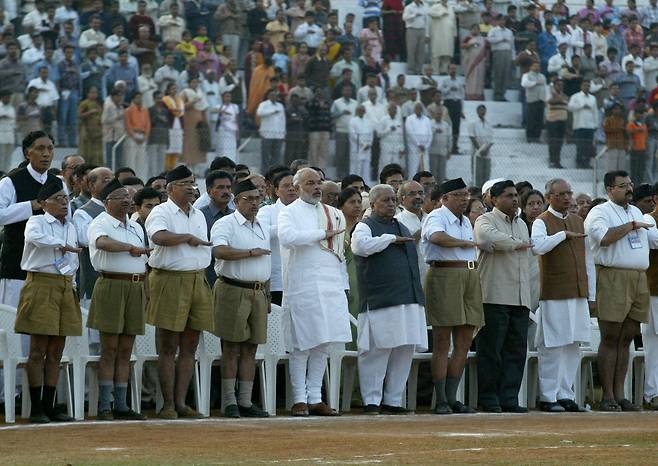 나렌드라 모디 인도 총리가 인도국민당(BJP)의 기반인 힌두 근본주의 단체 인도국민의용단(RSS) 회원들과 함께 RSS 캠프 마지막 날 경례를 하고 있다. / 로이터