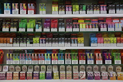 영국 런던의 한 가게에 진열된 전자담배[EPA=연합뉴스 자료사진]