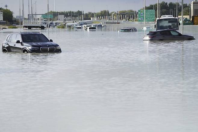 17일(현지시각) 아랍에미리트 두바이의 주요 도로 위 차량들이 지난 16일 발생한 기록적인 폭우로 물에 잠겨 있다. 두바이/AP 연합뉴스