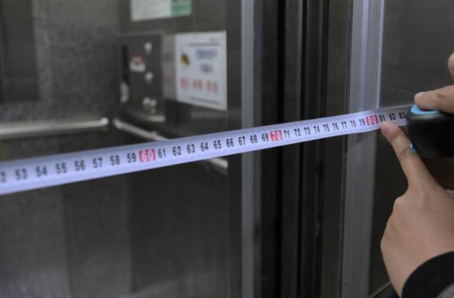 8일 서울지하철 4호선 성신여대입구역 길음 방면에 있는 엘리베이터 출입문 너비는 80cm로 측정됐다. 90cm인 기준에 미달됐다. 서재훈 기자