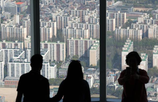 한국부동산원 4월 둘째 주(8일 기준) 아파트 가격 동향에 따르면 서울 아파트값은 3주째 상승세를 이어갔다. 사진은 12일 서울 송파구 롯데월드타워 서울스카이 전망대에서 내려다본 아파트 단지 모습. 뉴시스