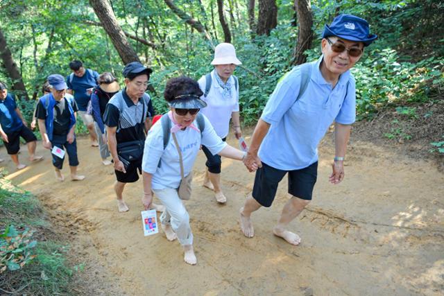 맨발 걷기 축제에 참가한 시민들이 맨발로 흙길을 걷고 있다. 연합뉴스