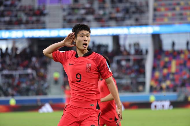 <yonhap photo-1046=""> 지난해 6월 아르헨티나 산티아고 델 에스테로 스타디움에서 열린 2023 국제축구연맹(FIFA) 20세 이하(U-20) 월드컵 16강전 한국과 에콰도르의 전반전 경기에서 이영준이 선취골을 넣은 뒤 기뻐하고 있다. 연합뉴스</yonhap>