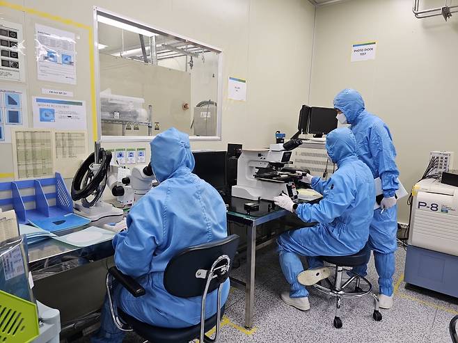 시지트로닉스 직원들이 웨이퍼 칩을 검사하고 있다./사진=진영기 한경닷컴 기자