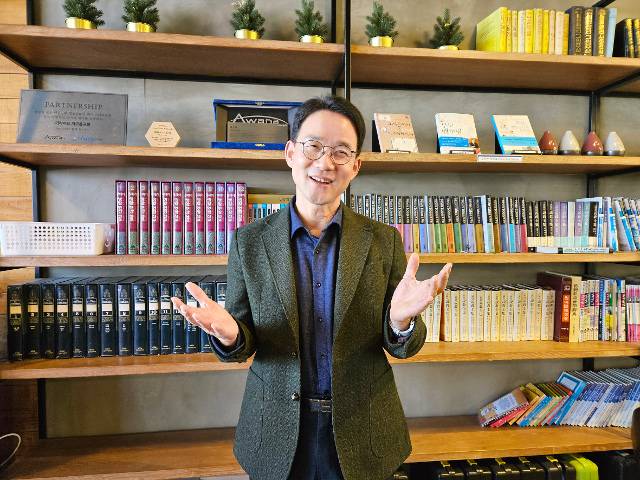 김인환 더라이프지구촌교회 목사가 최근 경기도 화성 동탄채플 카페에서 '가족으로 사는 교회'에 대해 설명하고 있다. 더라이프지구촌교회 제공