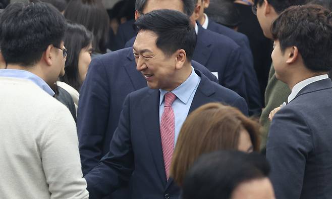 국민의힘 김기현 의원이 지난 16일 서울 여의도 국회에서 열린 제22대 국회 국민의힘·국민의미래 당선자총회에서 인사를 나누고 있다. 뉴스1