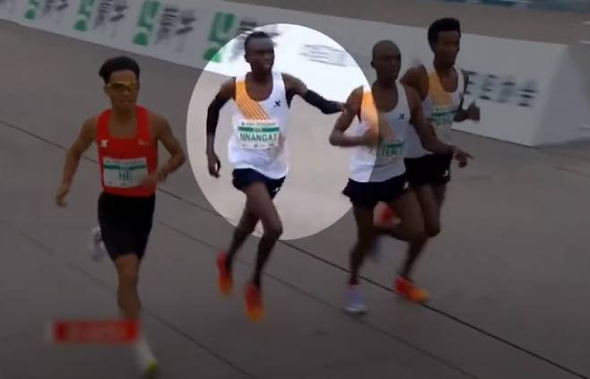 아프리카 선수 3명과 결승선을 앞두고 함께 달리는 중국 허제 선수(사진=연합뉴스TV 캡처)