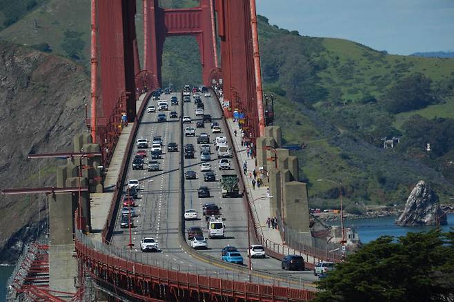 15일(현지시간) 미국 캘리포니아주 샌프란시스코에서 친팔레스타인 시위대가 금문교를 몇시간 동안 막아 교통 통행이 제한 된 모습(사진=AFP)