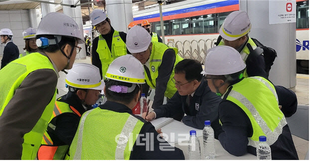 백원국 국토교통부 제2차관이 서울역 열차 추돌 사고와 관련해 현장 점검 중이다. (사진=국토교통부)