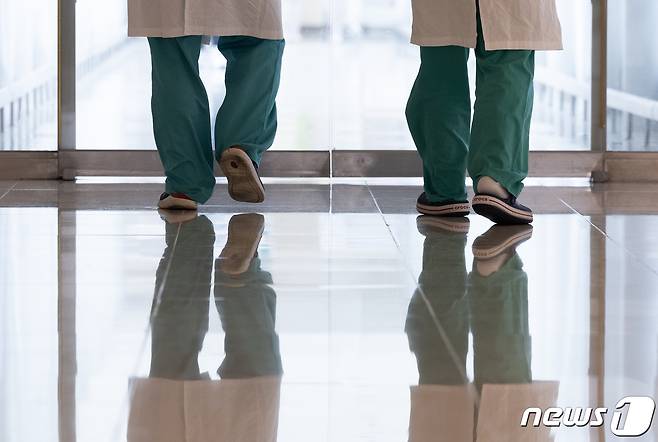 16일 서울 소재의 한 대학병원에서 의료진들이 발걸음을 옮기고 있다. 2024.4.16/뉴스1 ⓒ News1 이재명 기자