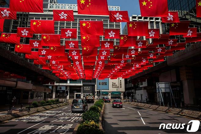 30일 (현지시간) 중국 국경절을 하루 앞두고 홍콩 침사추이의 거리에 중국 국기와 홍콩기가 걸려 있다. ⓒ AFP=뉴스1
