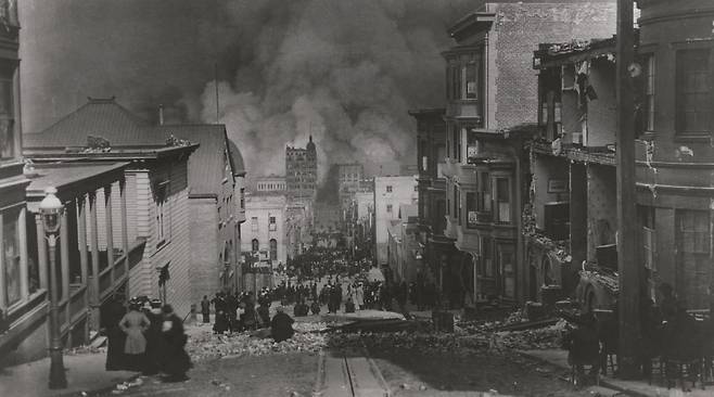 1906년 미국 샌프란시스코 대지진(출처: Arnold Genthe(1906), Wikimedia Commons, Public Domain)