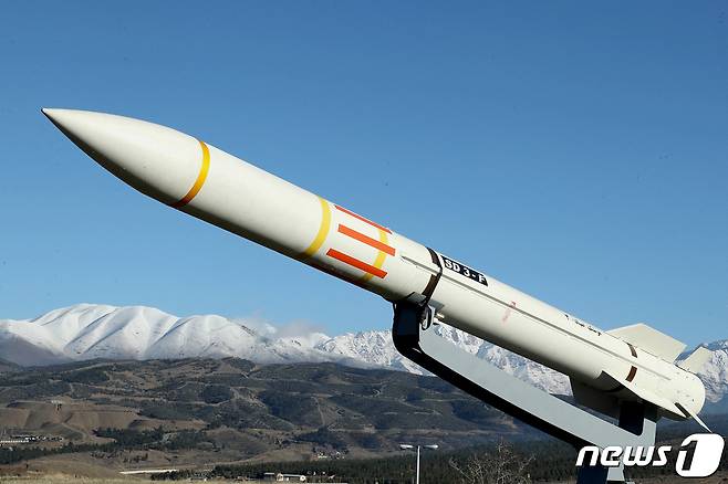 2024년 2월 17일 이란 테헤란에서 열린 제막식에서 이란 미사일이 전시돼 있다<자료사진>. 2024.02.17.  ⓒ 로이터=뉴스1 ⓒ News1 최종일 기자