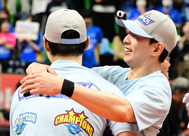 한선수(오른쪽). 제공 | 한국배구연맹