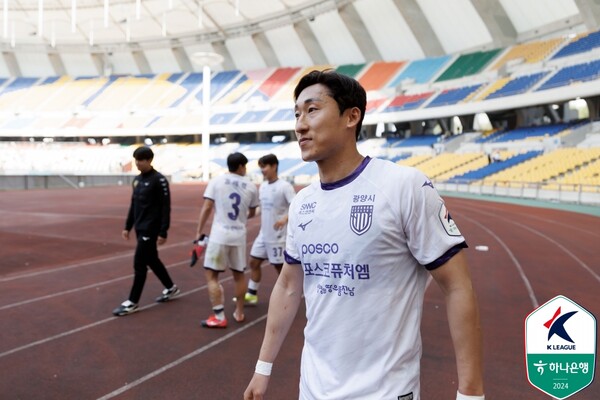 김용환은 지난 14일 K리그2 안산 그리너스전에서 종료 직전 상대 노경호와 신경전을 벌이다가 이를 말리려는 박세진 주심을 거칠게 밀어 중징계 받을 가능성이 높아졌다. 사진┃한국프로축구연맹