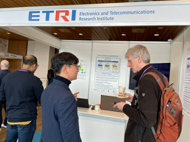 ETRI 고남석 실장(왼쪽)이 피터 베터 노키아 벨 연구소 사장에게 서비스 메시에 대해 설명하는 모습.
