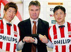 네덜란드 프로축구팀 PSV아인트호벤과 계약을 맺은 박지성(왼쪽)과 이영표(오른쪽)가 히딩크 감독과 포즈를 취하고 있다. /조선 DB