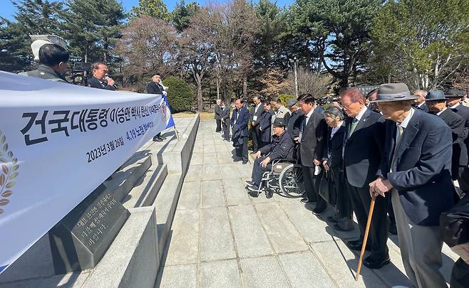4·19 혁명의 주역 50여명이 지난 26일 이승만 전 대통령의 148번째 생일을 맞아 서울 동작구 국립서울현충원에서 이 대통령 묘소를 참배하고 있다. /박상훈 기자