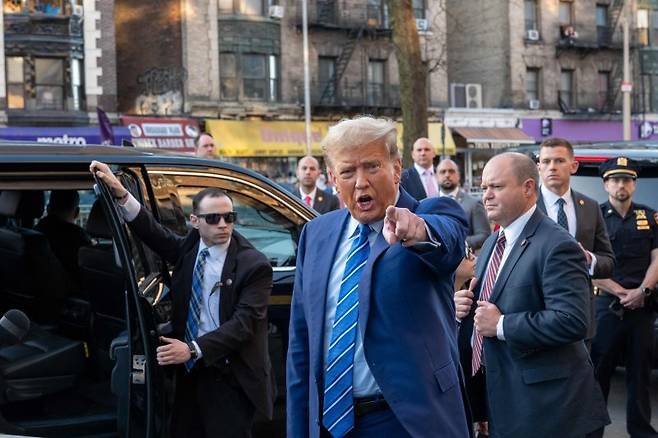 미국의 도널드 트럼프 전 대통령이 16일(현지시간) 미국 뉴욕의 맨해튼을 방문해 차량에 탑승하고 있다.AFP연합뉴스