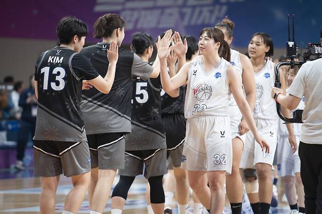 지난 1월 충남 아산에서 열린 여자프로농구 올스타 페스티벌에 참여한 일본 라이징 스타 선수들(흰 유니폼)이 국내 선수들과 하이파이브를 하고 있다. WKBL 제공