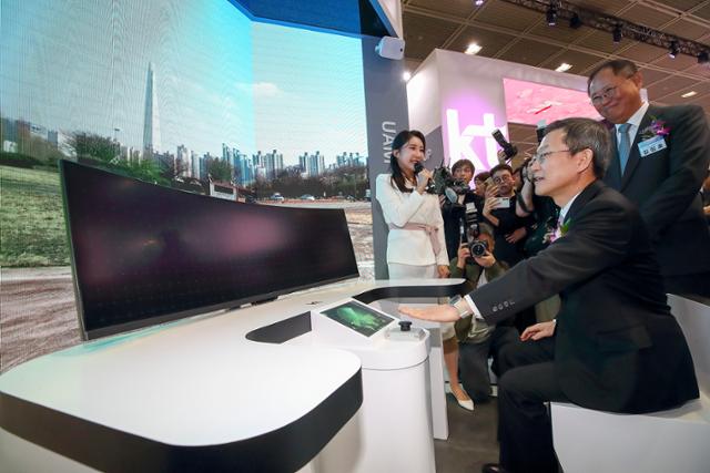 이종호(앞줄) 과학기술정보통신부 장관이 17일 서울 강남구 코엑스에서 열린 '2024 월드 IT쇼'에서 KT가 전시하는 도심항공교통(UAM)을 위한 네트워크 기술을 안내받으며 체험하고 있다. KT 제공
