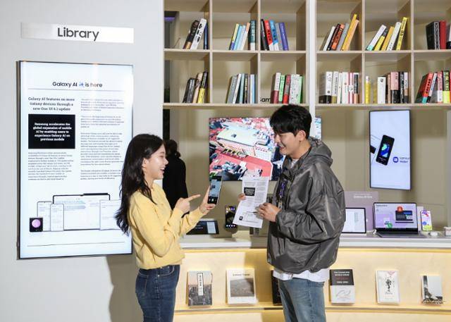 모델들이 17일 서울 강남구 코엑스에서 개막한 '2024 월드 IT쇼' 삼성전자 전시장에서 AI 번역 서비스를 체험하고 있다. 삼성전자 제공