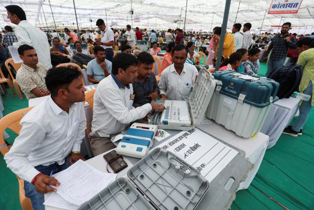 인도 총선을 하루 앞둔 18일 서북부 라자스탄주 비카네르 지역의 한 투표소에서 선거관리 직원들이 전자투표기를 점검하고 있다. 비카네르=로이터 연합뉴스