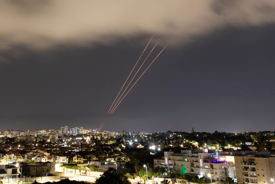 지난 14일(현지시간) 이스라엘 아슈켈론에서 요격 미사일이 이란이 발사한 드론과 미사일을 향해 날아가고 있다. 이스라엘은 이날 99%를 격추했다고 강조했다. [로이터=연합뉴스]