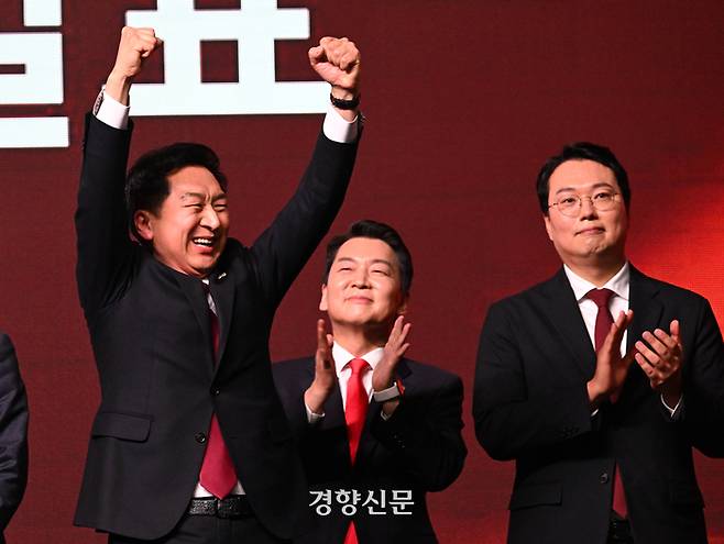 지난해 3·8 전당대회에서 당대표로 선출된 후 환호하는 김기현 전 대표. 비윤석열계 후보였던 안철수·천하람 후보가 박수를 보내고 있다. 박민규 선임기자