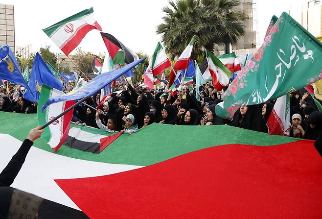 이란인들이 15일(현지시간) 테헤란 팔레스타인 광장에서 이란의 이스라엘 본토 공격을 축하하고 있다.  EPA연합뉴스