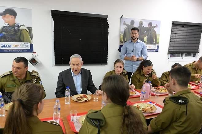 베냐민 네타냐후 이스라엘 총리가 9일(현지시간) 텔아비브 인근 군사기지에서 이스라엘 군인들과 대화하고 있다. 신화연합뉴스