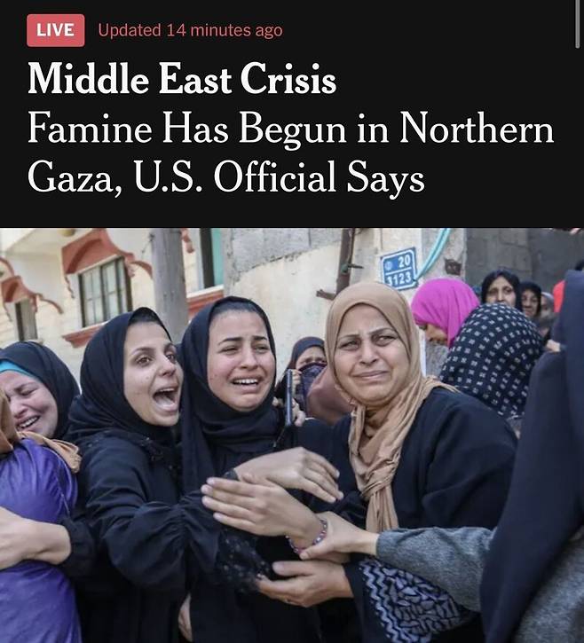 '▲이스라엘의 가자지구 구호지원 반입 봉쇄로 아사하는 팔레스타인인들이 증가하는 가운데 뉴욕타임스는 보도에서 이스라엘을 주체로 표기하지 않아 소셜미디어에서 비판을 받고 있다. NYT 보도 “미국 관료가 가자지구 북쪽에서 기근이 시작되었다고 말하다” 갈무리
