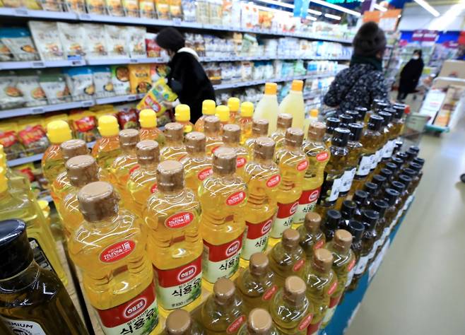 최근 원재료 가격 상승으로 식용유 가격이 올해 1분기 49.8% 급등했다. 서울 한 대형마트의 식용유 판매 코너. /사진=뉴스1