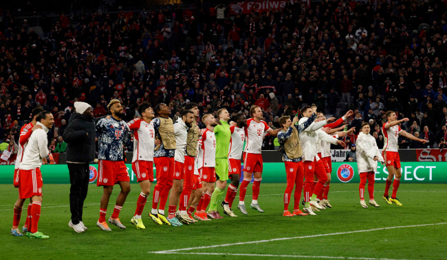김민재(왼쪽 네 번째)를 비롯한 바이에른 뮌헨 선수들이 18일 오전(한국시간) 독일 뮌헨의 알리안츠 아레나에서 4년 만에 UEFA 챔피언스리그 4강에 진출한 기쁨을 팬들과 함께 나누고 있다.  AFP 연합뉴스