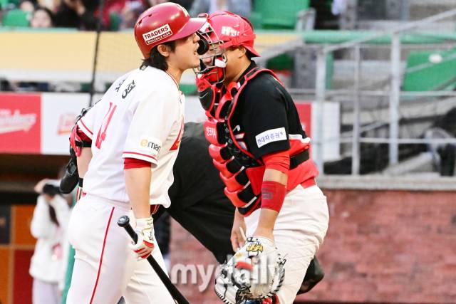 2024년 4월 17일 인천SSG랜더스필드에서 진행된 '2024 신한 SOL 뱅크 KBO 리그' 기아-SSG의 경기. SSG 최정이 1회말 2사 크로우의 사구에 맞은 뒤 고통스러워 하고 있다./인천=곽경훈 기자 kphoto@mydaily.co.kr