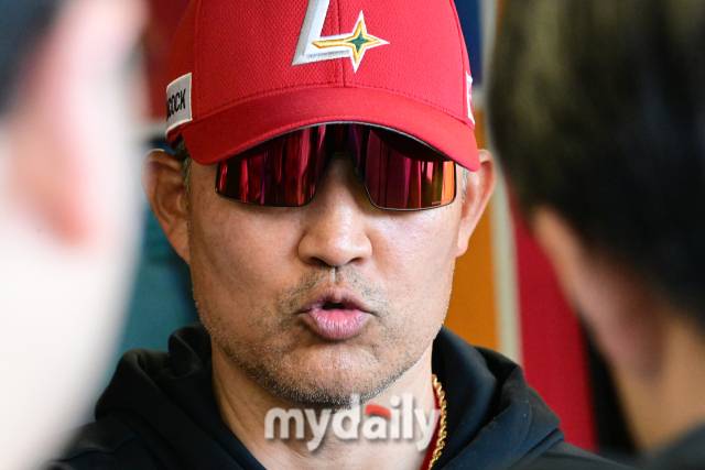 2024년 4월 18일 인천SSG랜더스필드에서 진행된 '2024 신한 SOL 뱅크 KBO 리그' 기아-SSG의 경기. 경기 전 SSG 이숭용 감독이 취재진과 이야기를 나누고 있다./인천=곽경훈 기자 kphoto@mydaily.co.kr