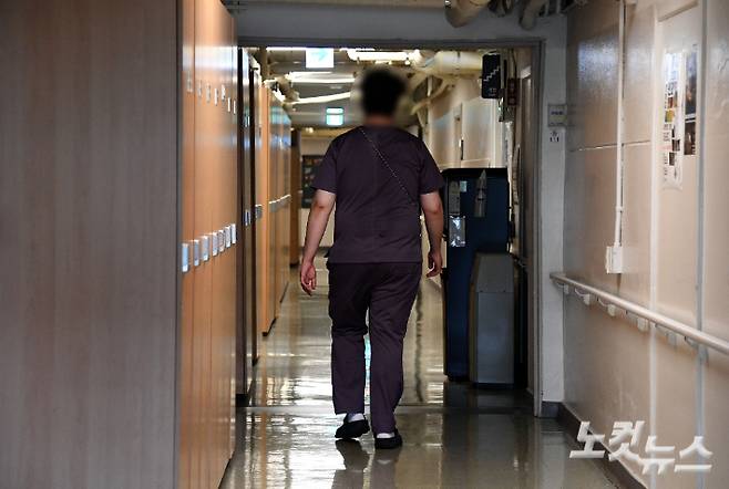 대학병원에서 이동하는 의료진의 모습. 황진환 기자