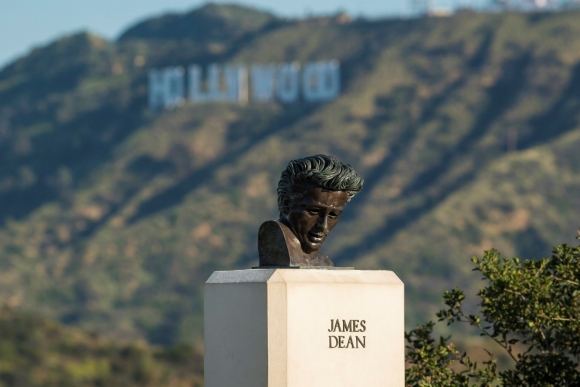 그리피스 천문대에는 제임스 딘의 동상에 세워져 있다. 제임스 딘 동상 뒤로는 할리우드 사인이 보인다. 사진 : 그리피스 천문대 홈페이지.