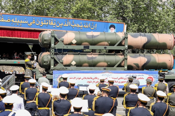이란 군사 퍼레이드 - 2024년 4월 17일(현지시간) 이란 수도 테헤란 북부 외곽에서 열린 연례 군의 날 기념식에서 이란 군 트럭이 S-300 방공 미사일 체계의 일부를 운반하고 있다. / 사진=AFP 연합뉴스