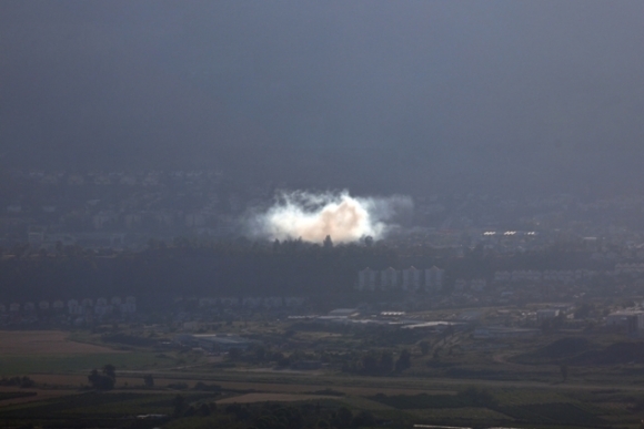 17일(현지시간) 레바논 남부에서 발사된 로켓으로 이스라엘 북부 국경 마을에 연기가 피어오르고 있다. EPA연합뉴스